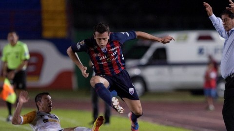 José Guerrero, del Atlante, evita la barrida de un defensa de Sinaloa en la cancha del Quintana Roo.