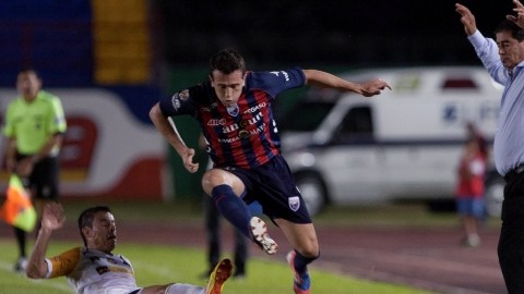 José Guerrero, del Atlante, evita la barrida de un defensa de Sinaloa en la cancha del Quintana Roo.