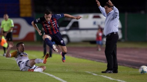 José Guerrero, del Atlante, evita la barrida de un defensa de Sinaloa en la cancha del Quintana Roo.
