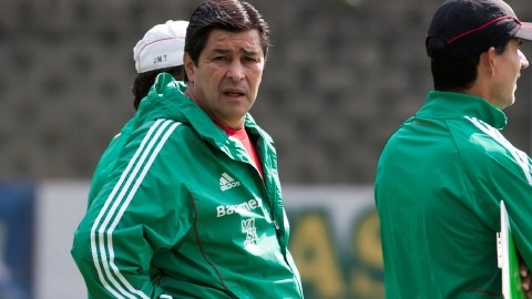 Luis Fernando Tena debe esperar la decisión de José Manuel de la Torre  para saber que selección dirigirá en el 2013.