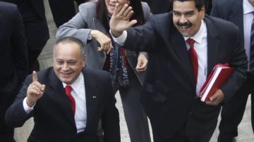 El vicepresidente de Venezuela, Nicolás Maduro (d), saludaba ayer en la sede del Parlamento en Caracas, donde  entregó el informe de Memoria y Cuenta de 2012 del mandatario  Hugo Chávez.