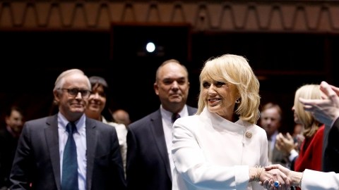 La gobernadora de Arizona, Jan Brewer, druante su arribo a la Cámara de Representantes del estado el pasado lunes.