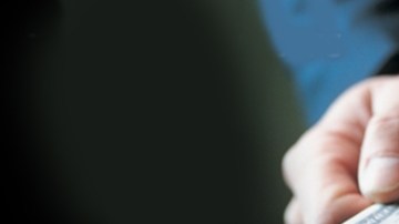 Los ahorros de toda su vida pueden desaparecer por un falso apego romántico.