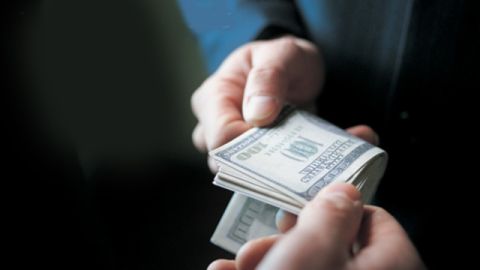 Los ahorros de toda su vida pueden desaparecer por un falso apego romántico.