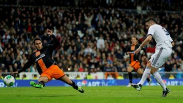 Karim Benzema remata a la puerta del Valencia y anota el gol del Real Madrid. El segundo de los 'Merengues' fue autogol del mexicano Andrés Guardado. El partido de revancha se disputará en campo del elenco valenciano.