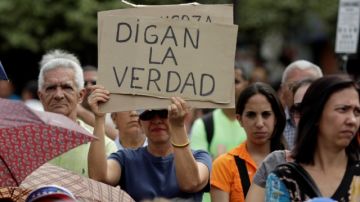 Un miembro de la oposición venezolana sostiene un cartel, durante una manifestación en Caracas, Venezuela. Líderes opositores están exigiendo que se informe la verdad sobre la salud del presidente Hugo Chávez, quien permanece en Cuba.