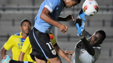 Rodrigo Aguirre convierte el gol del empate 2-2  de Uruguay ante la portería defendida por Darwin Cuero, de Ecuador. Se jugaban los últimos minutos de cotejo. Los charrúas cierran el grupo enfrentando a Venezuela, el viernes.