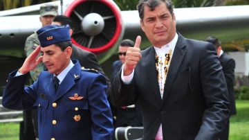 Rafael Correa (d), quien ayer inició la campaña con miras a ganar las elecciones.