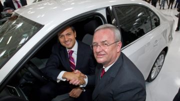 El presidente del Consejo de Volkswagen AG, Martin Winterkorn (d), estrecha la mano del presidente mexicano, Enrique Peña Nieto (i),en la sede de la empresa.