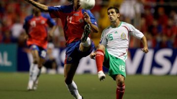 El tico Bryan Ruiz domina el balón ante la marca del mexicano José Castro en uno de los partidos eliminatorios. El costarricense es una de las ausencias.
