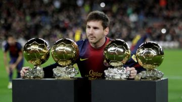 Lionel Messi posa con sus cuatro Balones de Oro  momentos antes del juego ante Málaga.