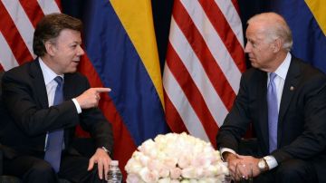 El presidente de Colombia Juan Manuel Santos plantearía en la ONU debate sobre armas. En la foto, Santos con el vicepresidente de EE.UU. Joe Biden.