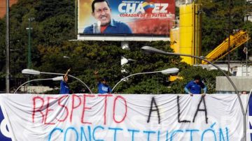 Otro grupo de dirigentes estudiantiles liderados por el presidente nacional de Jóvenes por la Democracia Social, del partido Un Nuevo Tiempo, Diego Scharifker, instaló una pancarta sobre un puente que atraviesa una autopista del este de Caracas para exigir “Respeto a la Constitución”.