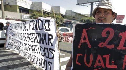 Lisiados del conflicto armado recorren una de las principales calles de la capital para exigirle al Gobierno el respeto de sus derechos humanos y unas pensiones más dignas ayer, en San Salvador (El Salvador).