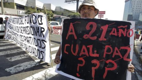 Lisiados del conflicto armado recorren una de las principales calles de la capital para exigirle al Gobierno el respeto de sus derechos humanos y unas pensiones más dignas ayer, en San Salvador (El Salvador).