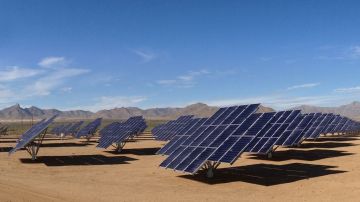 El ejército de EE.UU. inauguró un vasto complejo de paneles solares en White Sands, Nuevo México.