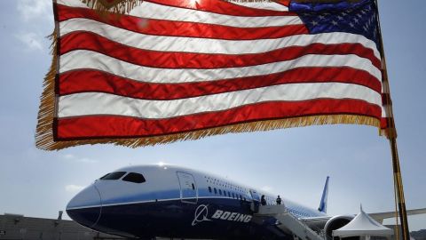 Fotografía de archivo del 14 de marzo de 2012, que muestra un Boeing 787 Dreamliner en Long Beach, California (EEUU). La FAA de Estados Unidos decidió suspender temporalmente todos los vuelos de los modelos Boeing 787 "Dreamliner" hasta que se demuestre que son seguros.