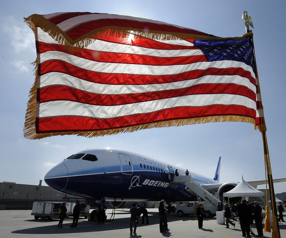Fotografía de archivo del 14 de marzo de 2012, que muestra un Boeing 787 Dreamliner en Long Beach, California (EEUU). La FAA de Estados Unidos decidió suspender temporalmente todos los vuelos de los modelos Boeing 787 "Dreamliner" hasta que se demuestre que son seguros.
