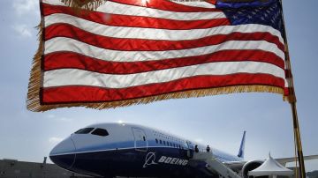 Fotografía de archivo del 14 de marzo de 2012, que muestra un Boeing 787 Dreamliner en Long Beach, California (EEUU). La FAA de Estados Unidos decidió suspender temporalmente todos los vuelos de los modelos Boeing 787 "Dreamliner" hasta que se demuestre que son seguros.