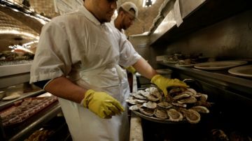 Un cocinero de The Oyster Bar  preparando una selección de ostras.