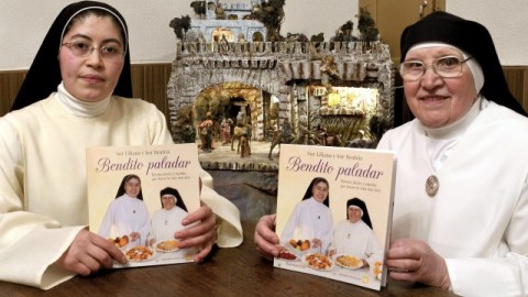 Sor Liliana (izq.) y sor Beatriz (der.) muestran su libro 'Bendito paladar'.