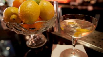 Un cóctel de Gin Martini servido en el  Francis Drake Hotel in San Francisco.