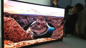 Un televisor de 55 pulgadas curvo  OLED  fabricado por la surcoreana Samsung Electronics Co.