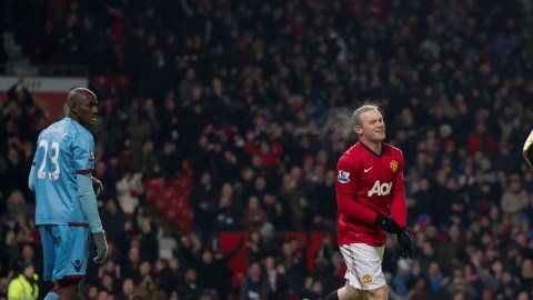 El delantero del Manchester United,  Wayne Rooney, celebra su gol ante la mirada del arquero del West Ham,  Jussi Jaaskelainen.