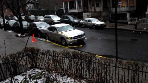 Lugar donde se produjo el doble asesinato de Jason y Jennifer Rivera en la calle Perry de El Bronx. Las víctimas se encontraban en el interior de un carro.