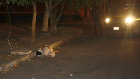 Fotografía cedida por Bomberos Voluntarios de los cuerpos de dos menores encontradas muertas en Ciudad de Guatemala.