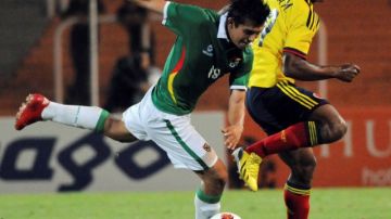 Colombia golea 6-0 a Bolivia y respira tranquilo en el Sudamericano Sub-20. En la gráfica, Miguel Borja (derecha) intenta despojar del balón al boliviano Gerardo Castellón.
