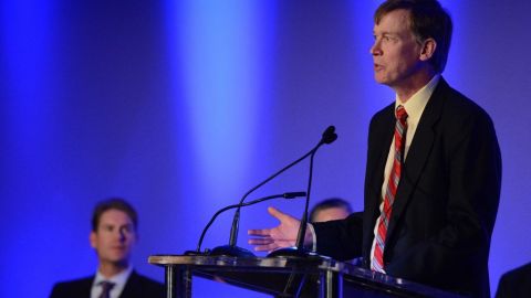 Hoy se registró la reapertura del cine donde fue la masacre de Colorado. En la foto, el gobernador de Colorado, John Hickenlooper, quien dirigió unas palabras a los deudos.