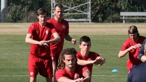 Jugadores estadounidenses son observados por su timonel mientras realizan ejercicios de estiramiento en la práctica de ayer en el HDC.