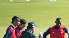 Víctor Manuel Vucetich (izq., de negro) charla con sus Rayados, que hoy se miden a un rival desesperado por sumar sus primeros puntos.