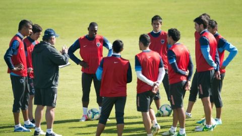 Víctor Manuel Vucetich (izq., de negro) charla con sus Rayados, que hoy se miden a un rival desesperado por sumar sus primeros puntos.