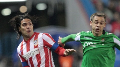 Falcao, autor del primer gol de los 'colchoneros', batalla ante  Nacho, del Real Betis, durante el partido   en el Estadio Vicente Calderón.