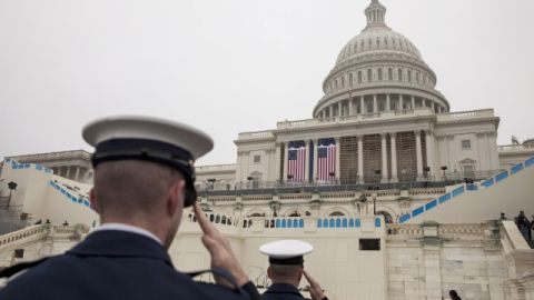Miembros de la Guardia Costera participan en el Capitolio federal en una sesión de práctica del evento en el que se celebrará la segunda investidura del presidente Barack Obama.