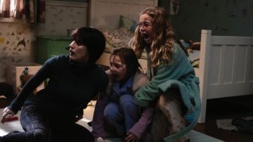 Jessica Chastain, Isabelle Nélisse y Megan Charpentier  en un momento de 'Mama'.