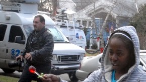 Flores y ositos de peluche entre otros presentes fueron llevados ayer a la puerta de la casa donde fue encontrado el niño asesinado. Un caso que vuelve a conmocionar a los neoyorquinos.
