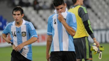 Lucas Rodríguez y Alan Parra muestran su desaliento al ser eliminados del Sudamericano Sub-20 en su propia casa. Chile, Paraguay y Colombia avanzaron.