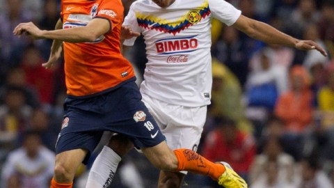 Osvaldo Martínez y César Delgado (19) del Monterrey disputan un balón aéreo en el cotejo que ganó América. Las Aguilas ahora se miden con los Potros del Atlante.
