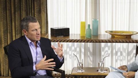 Lance Armstrong respondiendo las preguntas de Oprah Winfrey.