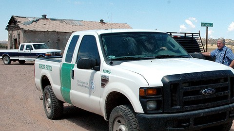 Una mujer hondureña detenida el pasado martes por agentes fronterizos reportó haber sido violada el 6 de enero por tres hombres en una casa de seguridad cerca de la comunidad de Hidalgo, en la frontera con México.