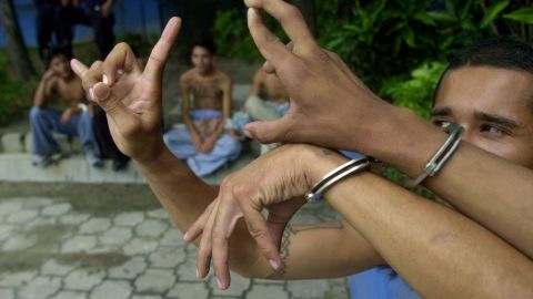 Un plan para bajar la violencia entre pandillas en El Salvador registra progresos. Anuncian los cuatro primeros municipios libres de violencia.