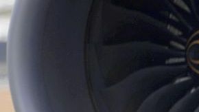 México esperará dictamen sobre Boeing 787 para adquirir su avión presidencial. En la foto, expertos estadounidenses inspeccionan un 787 de All Nippon Airways en Takamatsu.