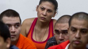 La mexicana Raquel Alatorre Correa (centro) está sentada con el grupo de mexicanos acusados de varios cargos de narcotráfico.