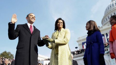 Obama, junto a su familia, en la primera juramentación.