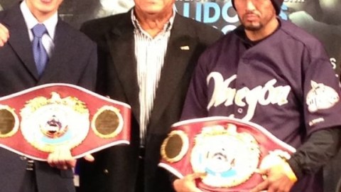 El presidente de la OMB, Francisco Valcárcel (c) posa con dos campeones de la organización: Román 'Rocky' Martínez (izq), y Orlando 'Siri' Salido.