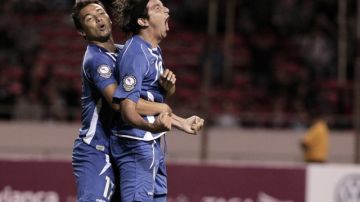 Rafael Burgos (der.) celebra con Mark Blanco tras su gol.