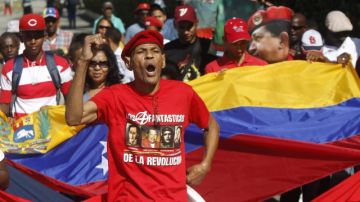 Decenas de dominicanos participaron ayer en una peregrinación para pedir por la recuperación de Hugo Chávez.